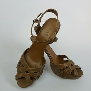 Qupid Tan Heels NIB Size 9